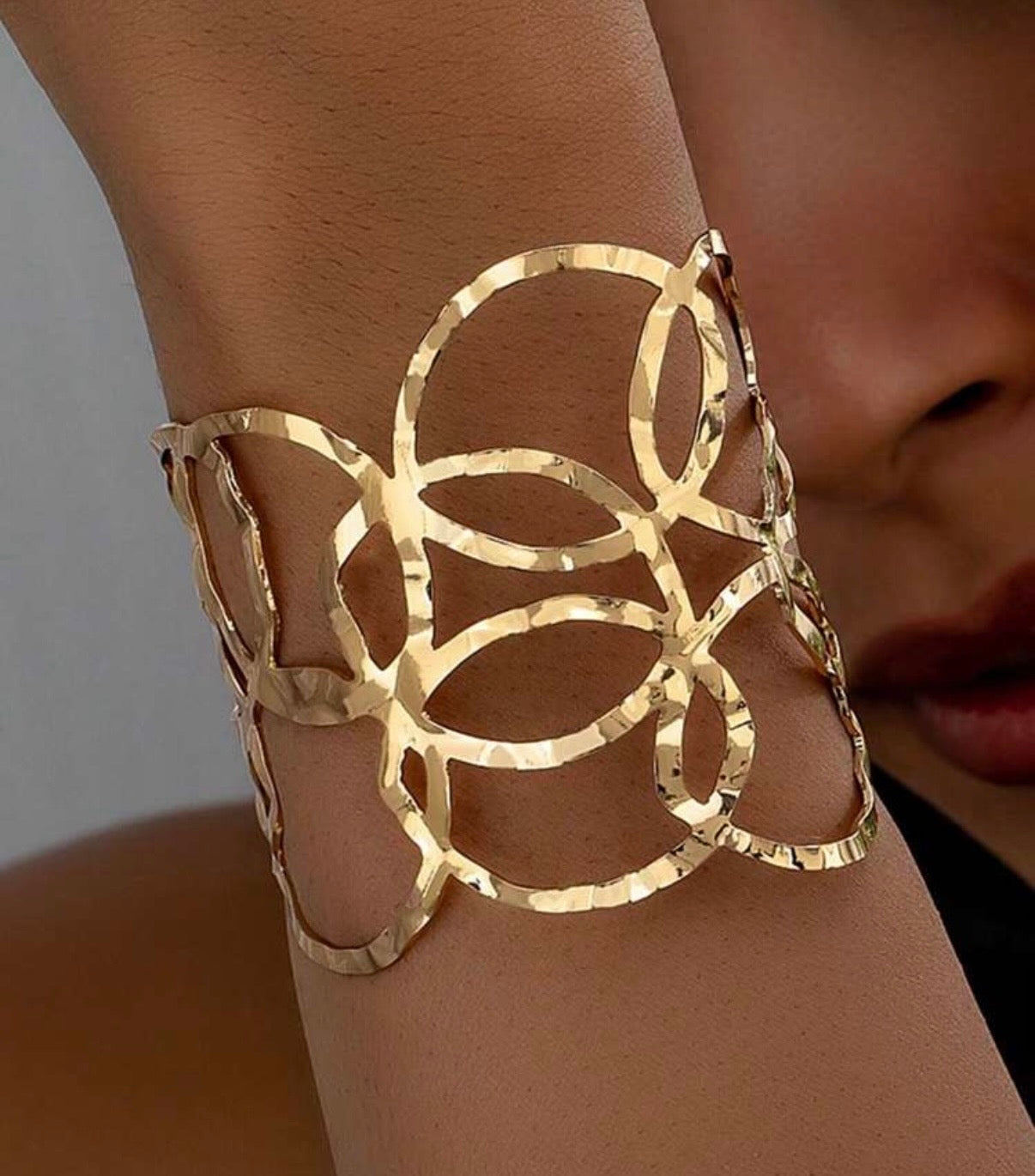 1pc Women's Minimalist Metal Wire Hammered Gold Open Bangle Bracelet Ideal for Daily Commute Wear and Perfect Gift for Family and Friends