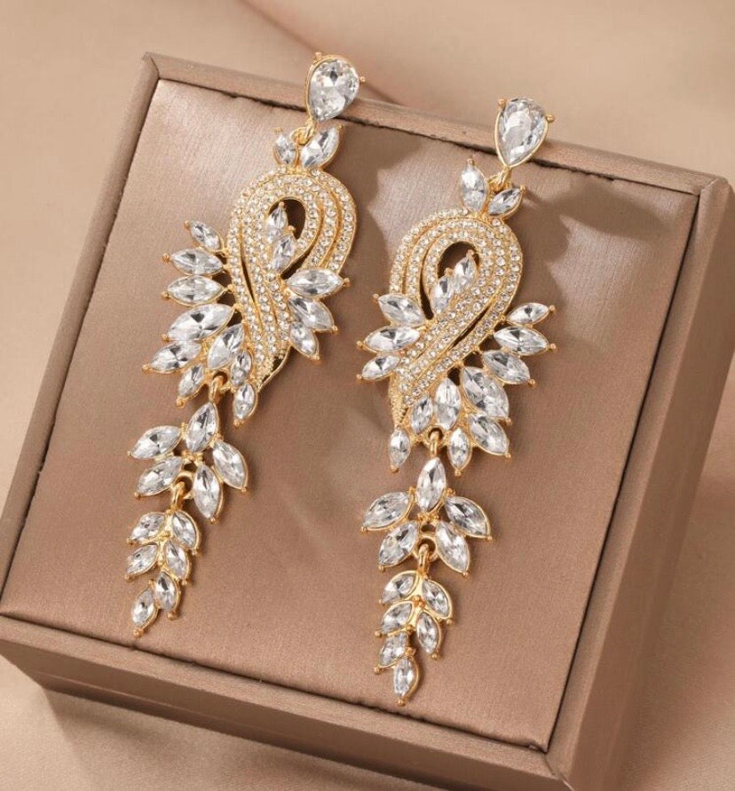 Luxury Rhinestone Decor Drop Earrings - Elegant Gold-Tone Design with Sparkling Stones for Special Occasions