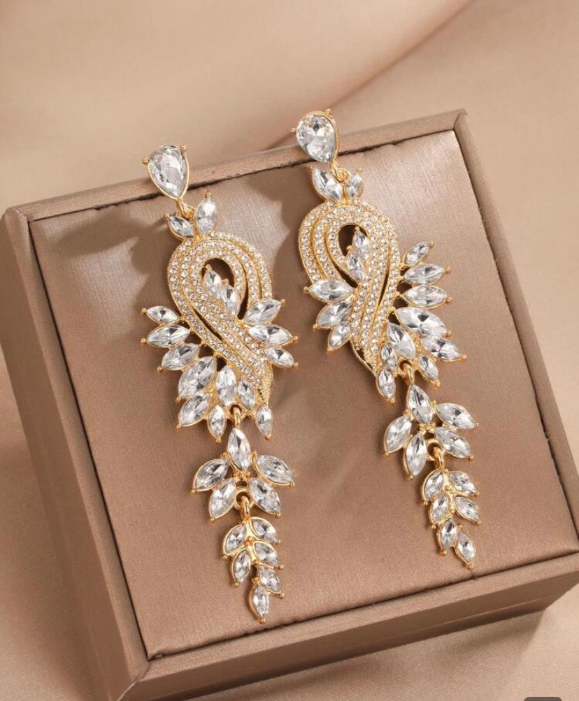 Luxury Rhinestone Decor Drop Earrings - Elegant Gold-Tone Design with Sparkling Stones for Special Occasions