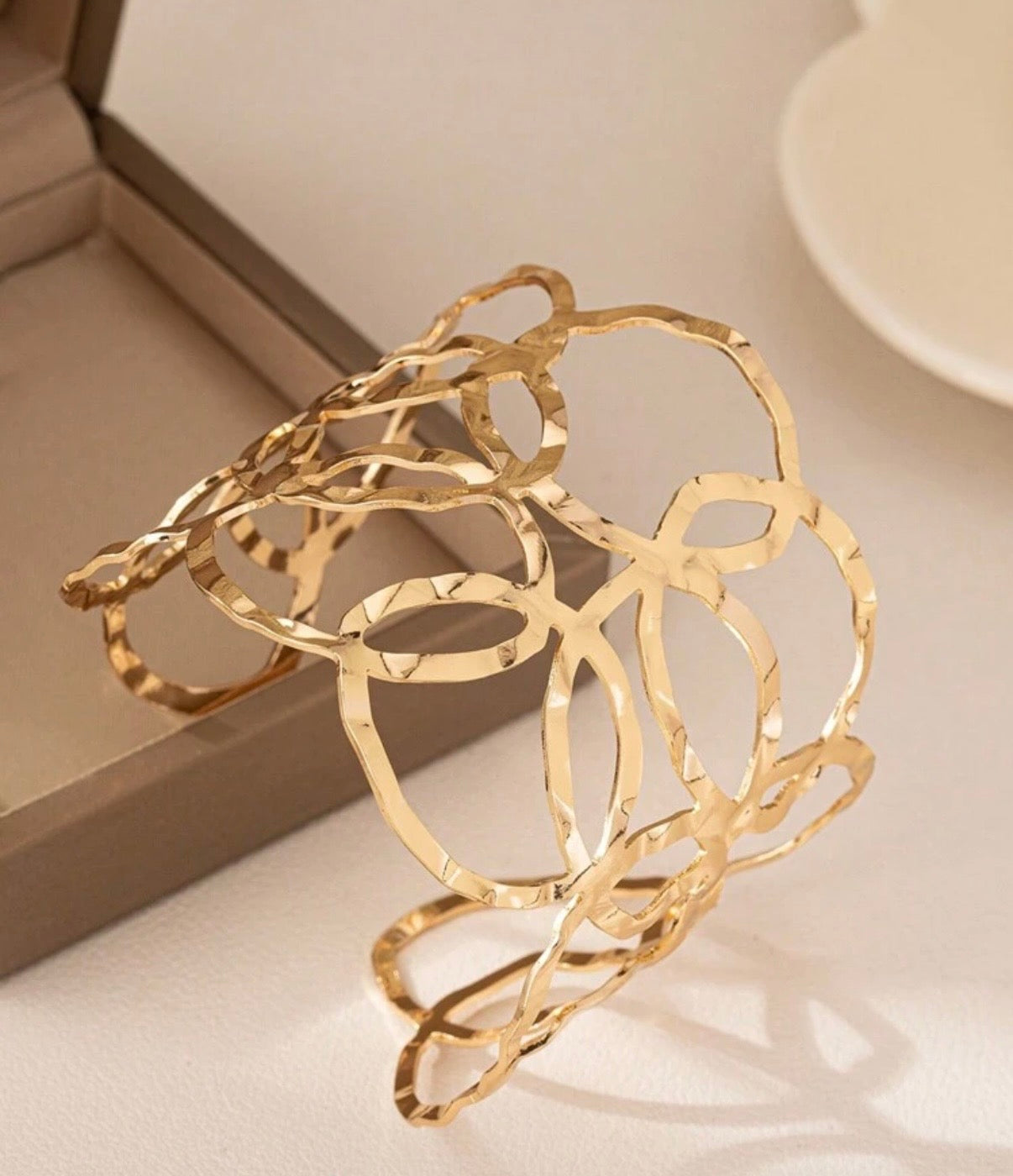 1pc Women's Minimalist Metal Wire Hammered Gold Open Bangle Bracelet Ideal for Daily Commute Wear and Perfect Gift for Family and Friends