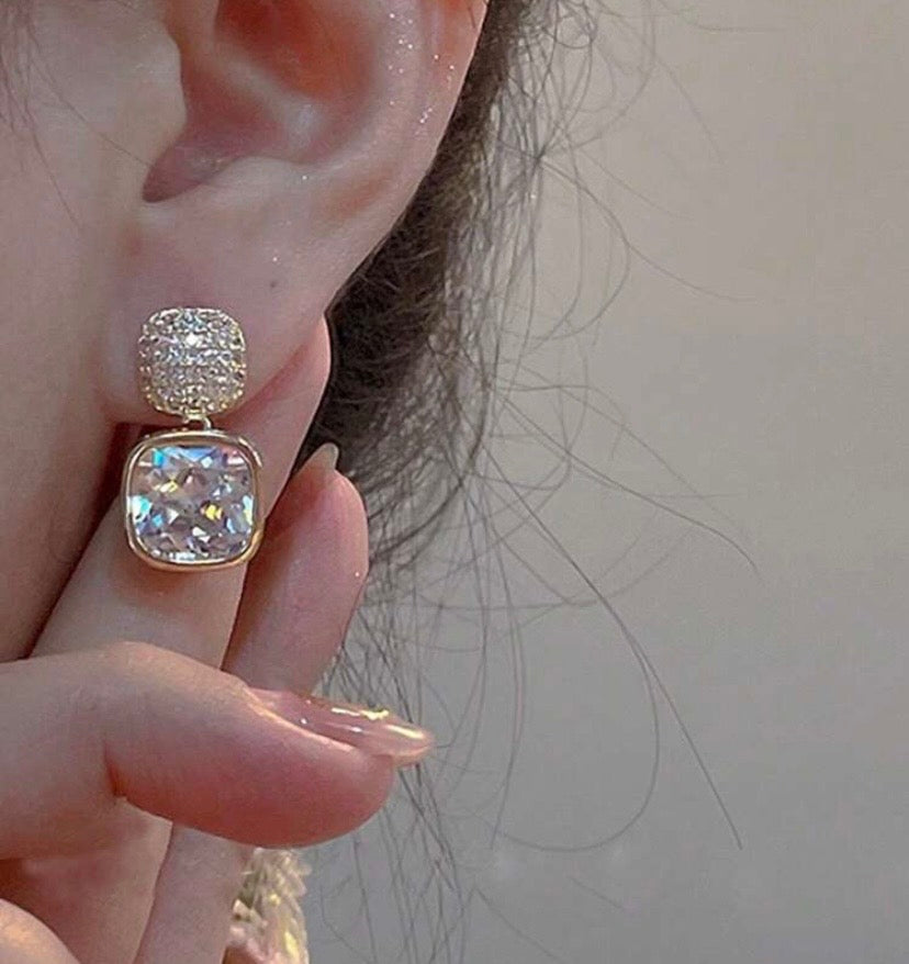 2pcs Rhinestone Decor Drop Earrings - Elegant Gold-Tone Studs with Sparkling Stones for Women's Fashion